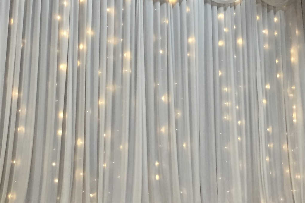 Leie Backdrop- Hvit gardin med lys